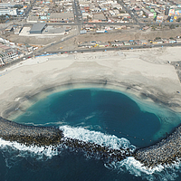 <strong>Rompeolas con arena contaminada<strong>
