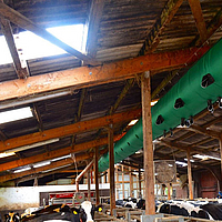 Vista inferior de la manguera de ventilación Tube Air Vista inferior de la manguera de ventilación Tube Air en un establo